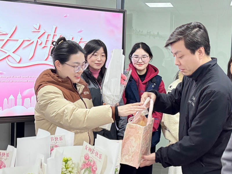 爱维丝科技提前共庆“三八”国际妇女节