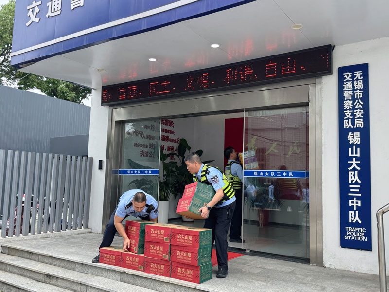 爱维丝科技赴东北塘交警中队开展夏日慰问