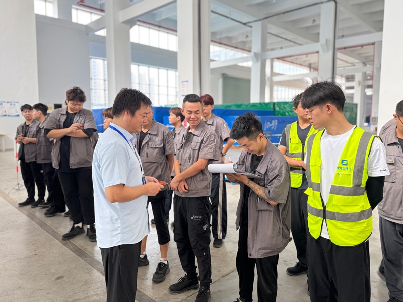 爱维丝-图5 曾经理给车间人员发放中秋节福利卡